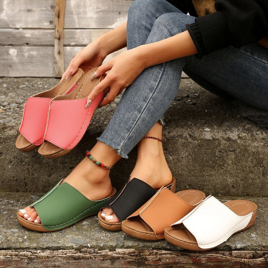 Γυναικεία ελαφριά σανδάλια με σφήνα