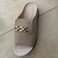 Σανδάλια σφήνα Peep Toe με μεταλλική διακόσμηση